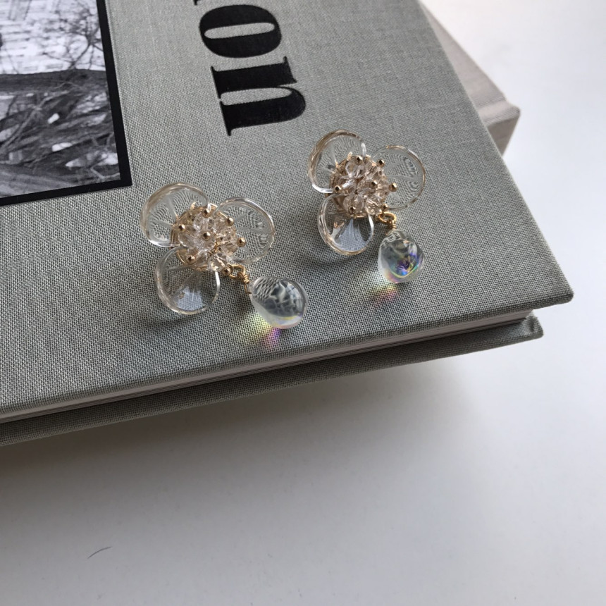 <b><p>Yui flower Glass Drop earring Stylish ok</p></b><b><p>ユイ フラワー グラス ドロップ イヤリング スタイリッシュルック シンプルユニーク</p></b><br /><br /><p align='center'>