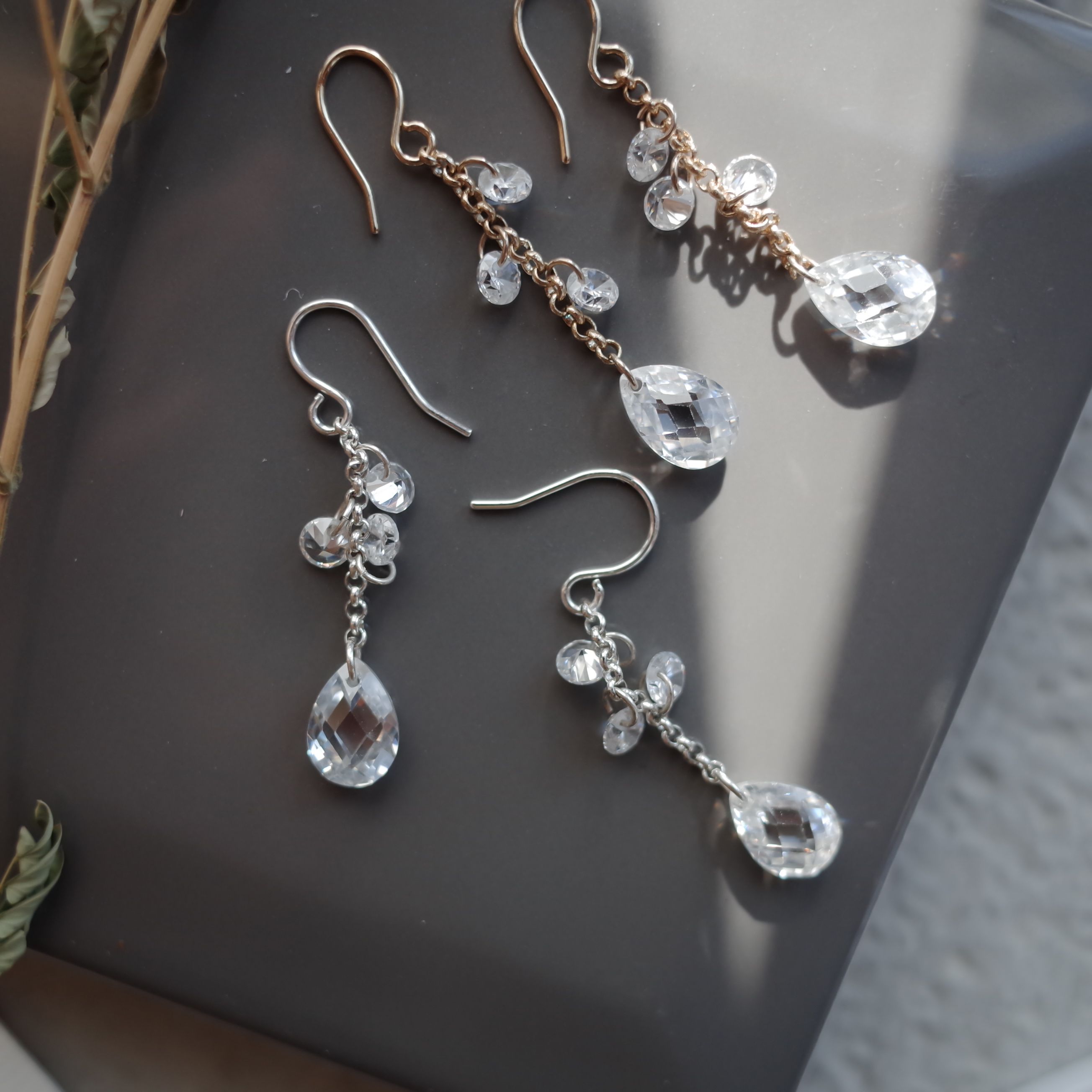 <b><p>Gracefully Waterglass Drop Earrings Simple</p></b><b><p>優雅に 水滴グラス ドロップイヤリング シンプルユニーク スタイリッシュルック 30代の女性</p></b><br /><br /><p align='center'>