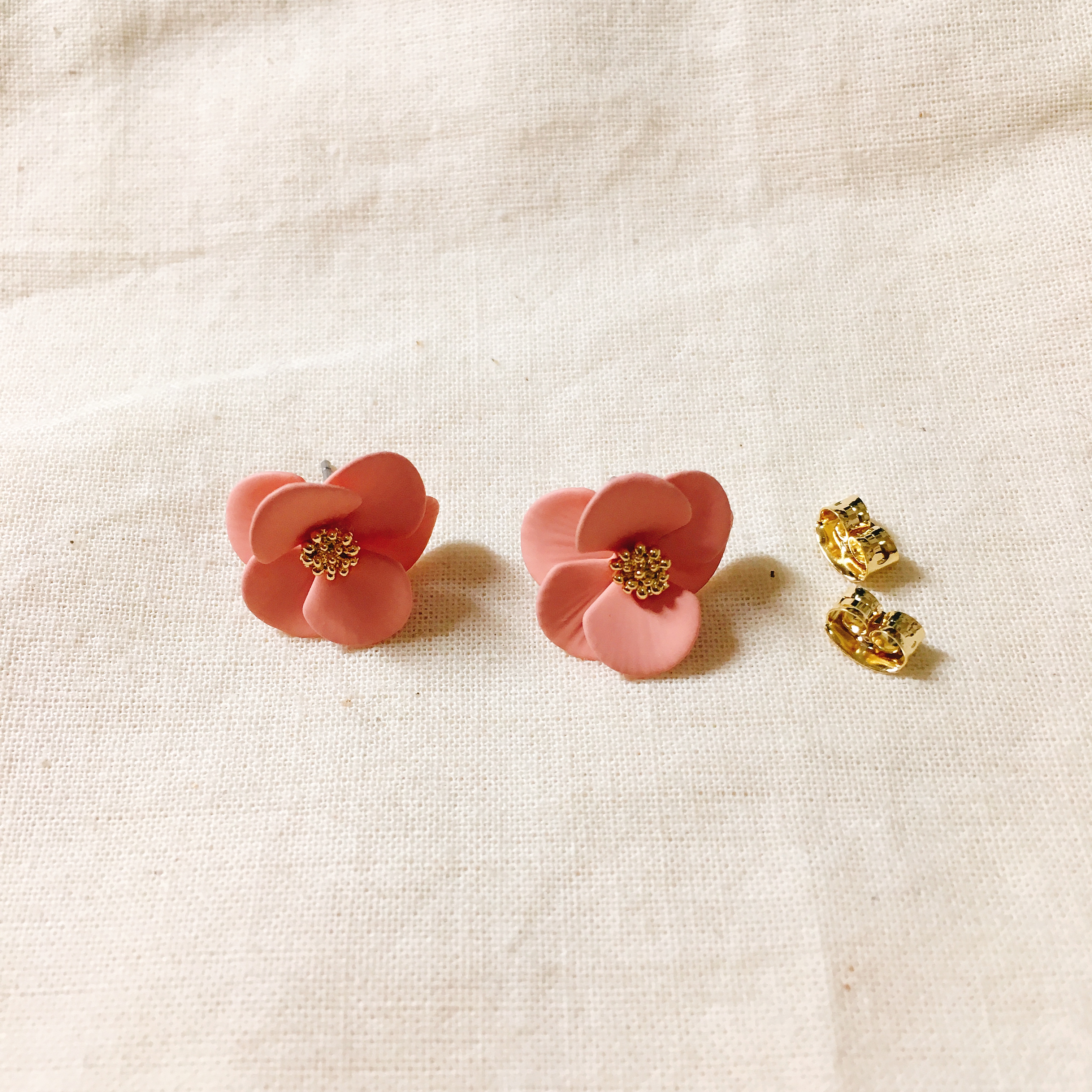 <b><p>Luce Pink Flower Earrgs LKJ1165 attractive</p></b><b><p>ルーチェ ピンクの花のイヤリング LKJ1165 魅力的な ウンチム 一つだけで説得力の</p></b><br /><br /><p align='center'>