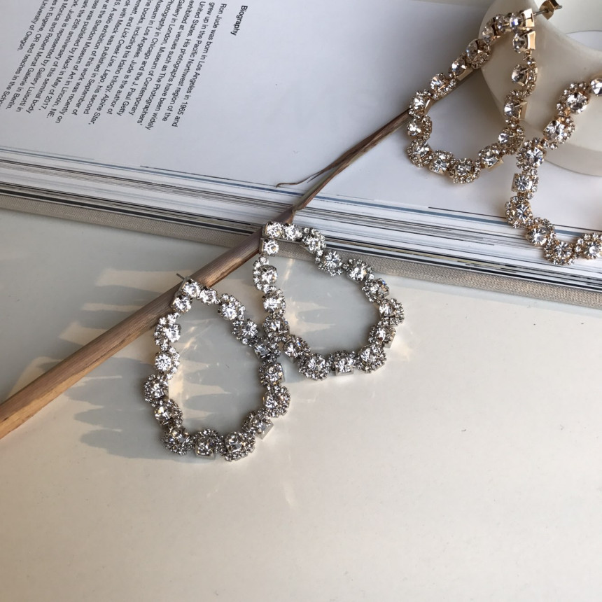 <b><p>Heve puff Cubic Shrink Drop Eargs Female</p></b><b><p>ヘイブ パフ キュービック ジュルナン ドロップイヤリング 女性コーディネート 魅力のあるスタイル</p></b><br /><br /><p align='center'>