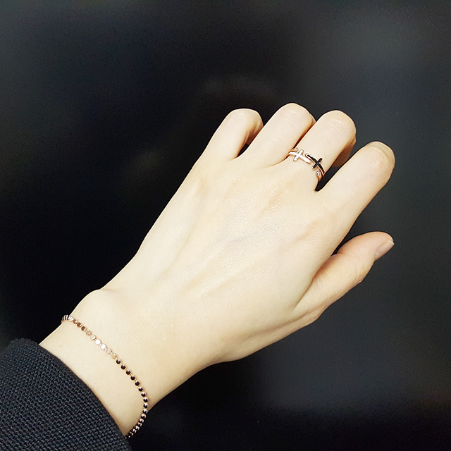 <b><p>black White Cross Ring Open Surge Sel Layered</p></b><b><p>ブラック ホワイト クロスリング オープン 書かれているカールスチール 重ね着 フリーサイズ</p></b><br /><br /><p align='center'>