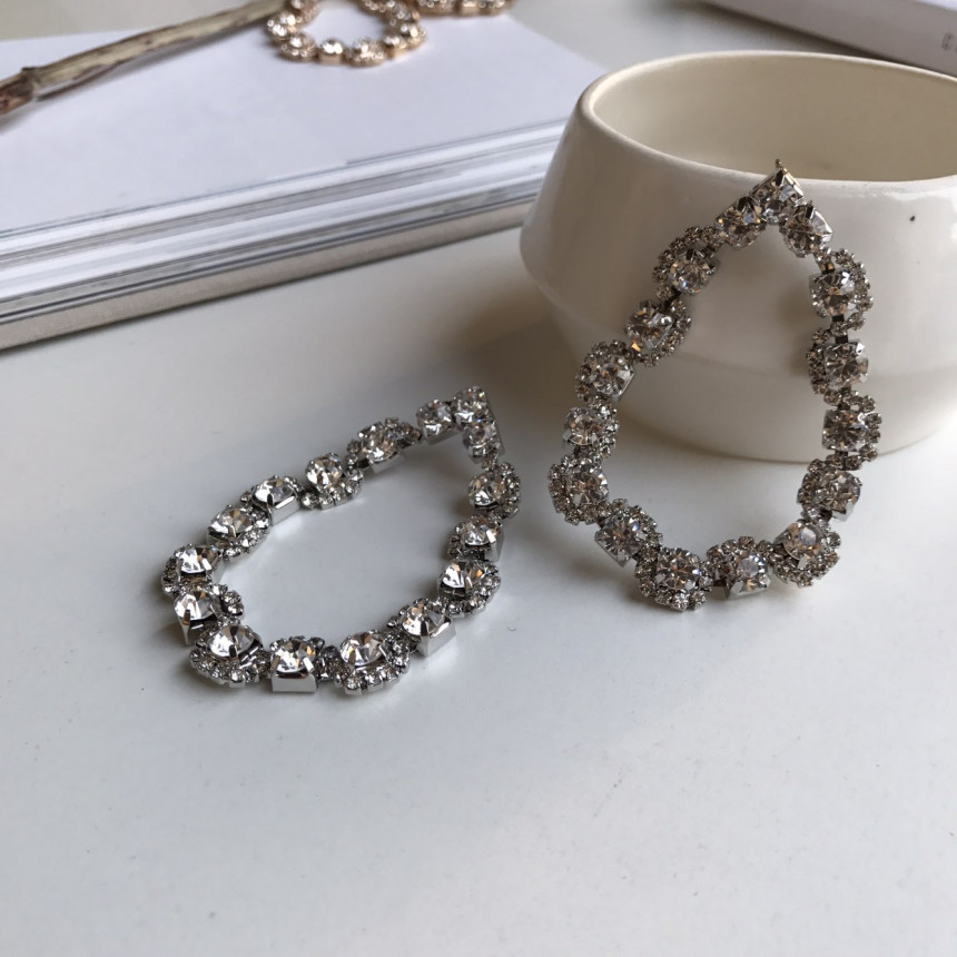 <b><p>Heve puff Cubic Shrink Drop Eargs Female</p></b><b><p>ヘイブ パフ キュービック ジュルナン ドロップイヤリング 女性コーディネート 魅力のあるスタイル</p></b><br /><br /><p align='center'>