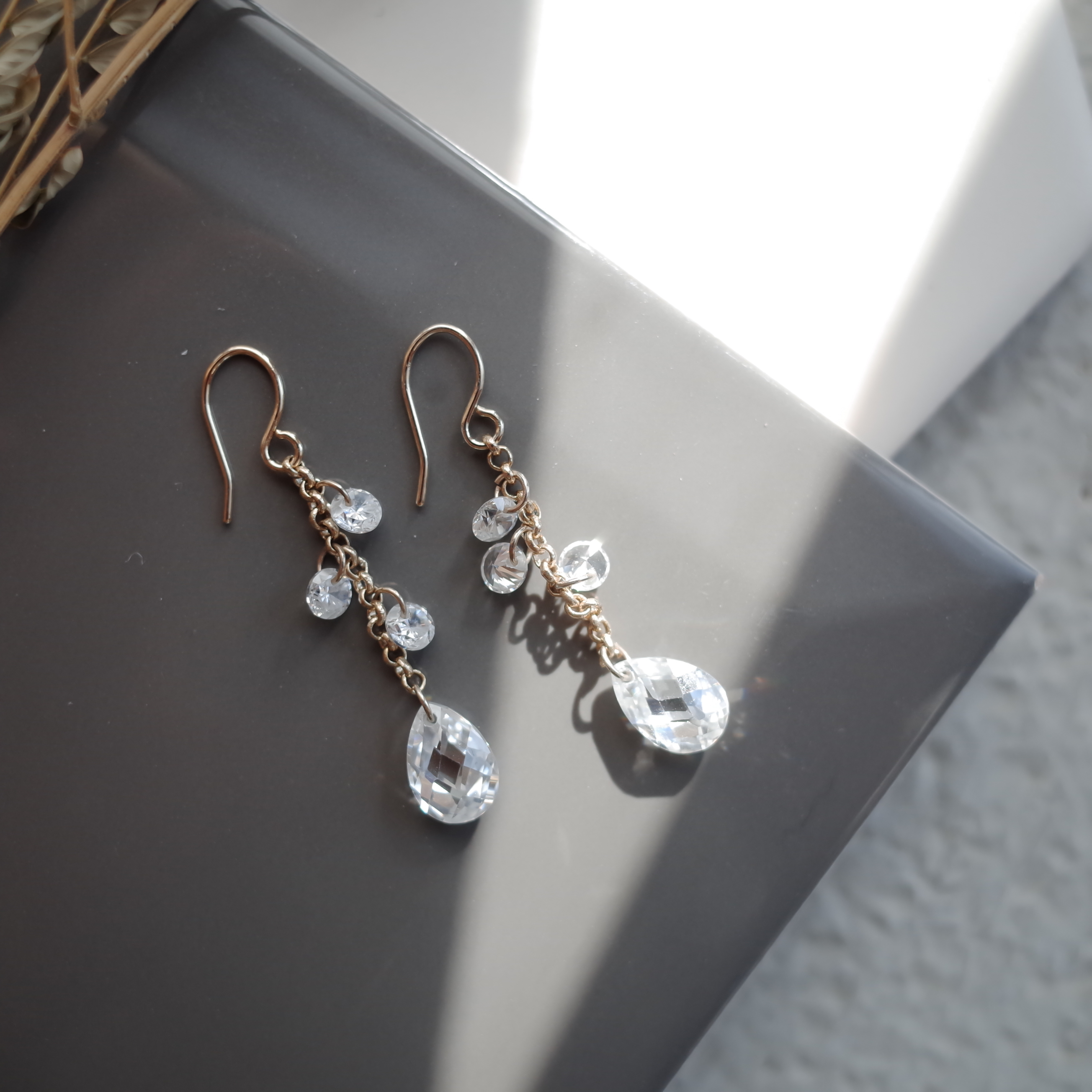 <b><p>Gracefully Waterglass Drop Earrings Simple</p></b><b><p>優雅に 水滴グラス ドロップイヤリング シンプルユニーク スタイリッシュルック 30代の女性</p></b><br /><br /><p align='center'>