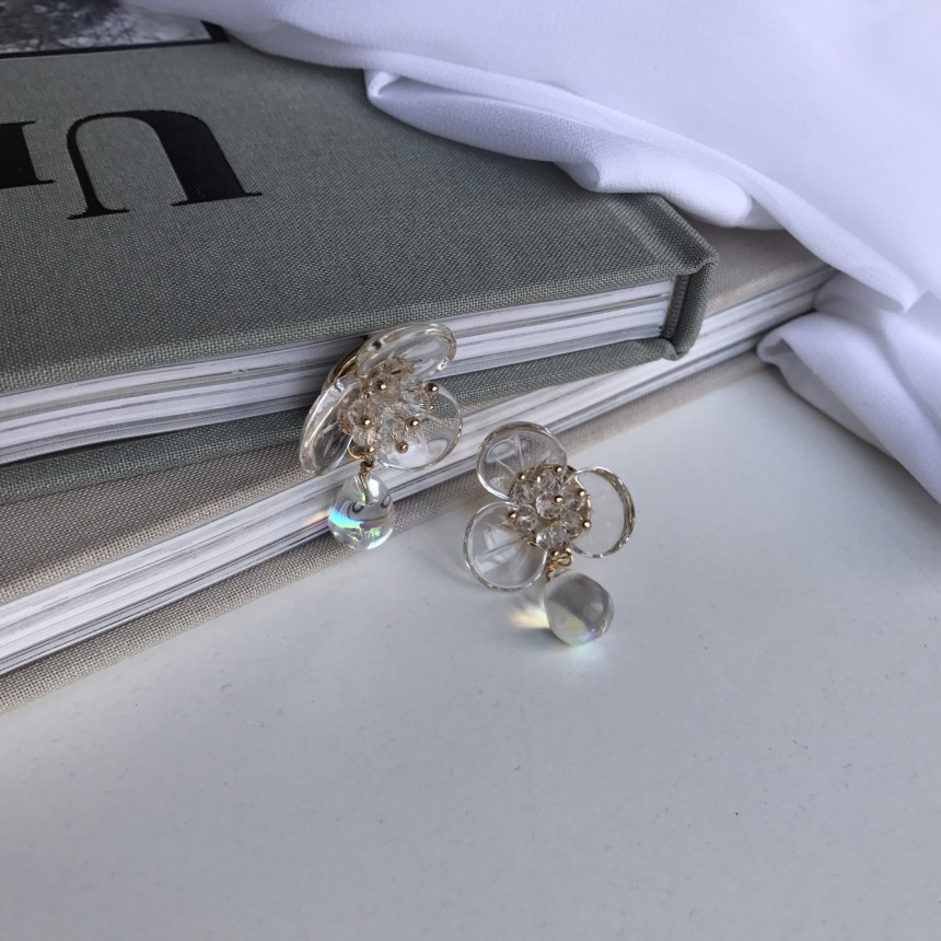 <b><p>Yui flower Glass Drop earring Stylish ok</p></b><b><p>ユイ フラワー グラス ドロップ イヤリング スタイリッシュルック シンプルユニーク</p></b><br /><br /><p align='center'>
