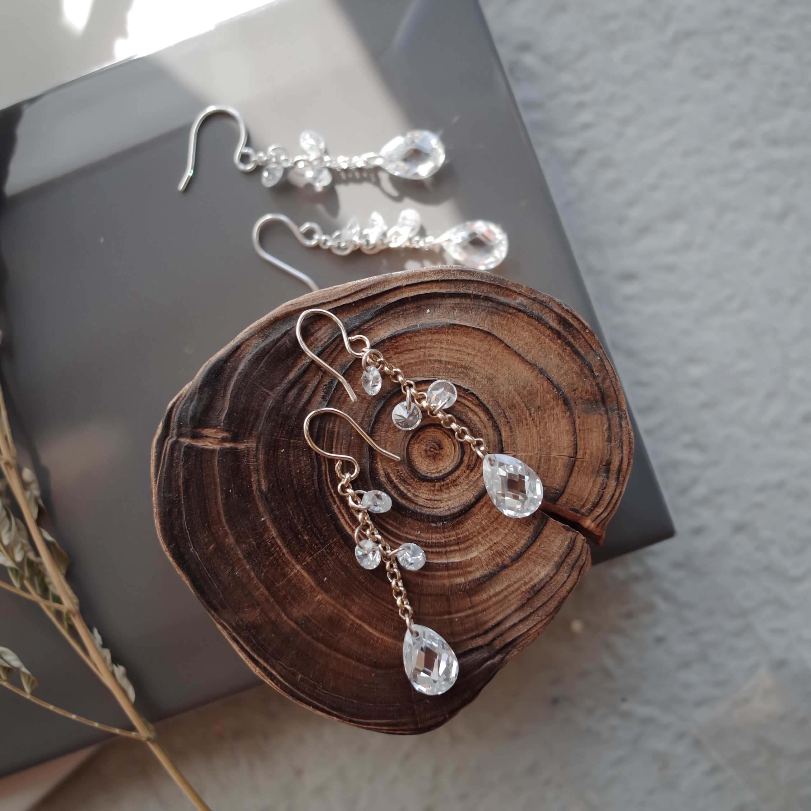 <b><p>Gracefully Waterglass Drop Earrings Simple</p></b><b><p>優雅に 水滴グラス ドロップイヤリング シンプルユニーク スタイリッシュルック 30代の女性</p></b><br /><br /><p align='center'>