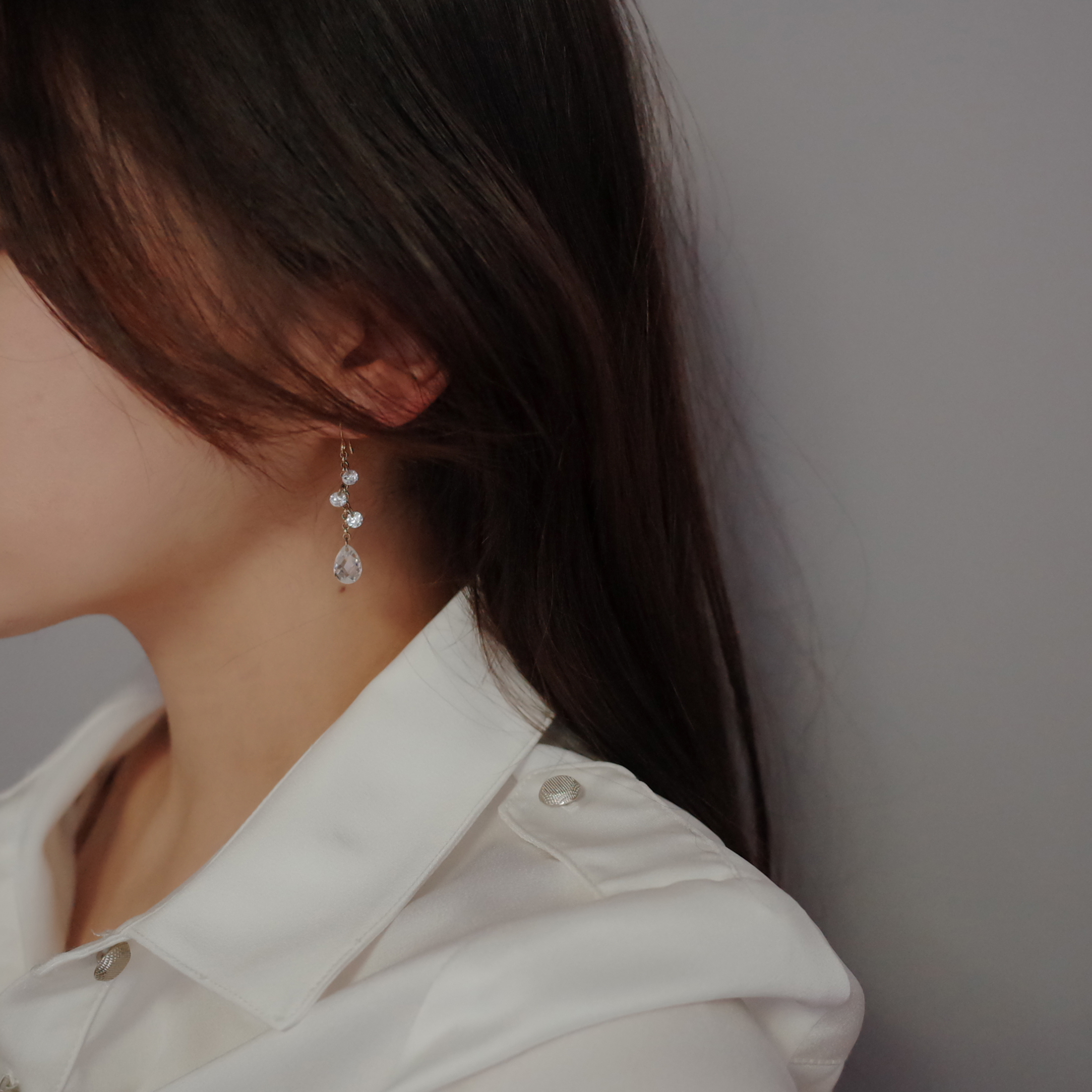 <b><p>Gracefully Waterglass Drop Earrings Simple</p></b><b><p>優雅に 水滴グラス ドロップイヤリング シンプルユニーク スタイリッシュルック 30代の女性</p></b><br /><br /><p align='center'>