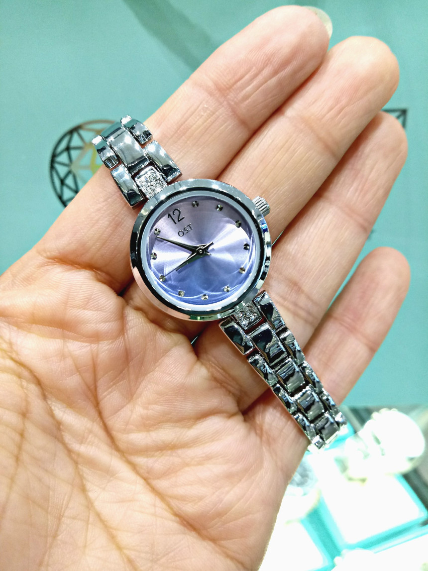 <b><p>OST Gradient silver tal watch OTW118303TSS</p></b><b><p>OST グラデーションシルバーメタル時計OTW118303TSS 生気溌剌と 洗練されたギフト</p></b><br /><br /><p align='center'>