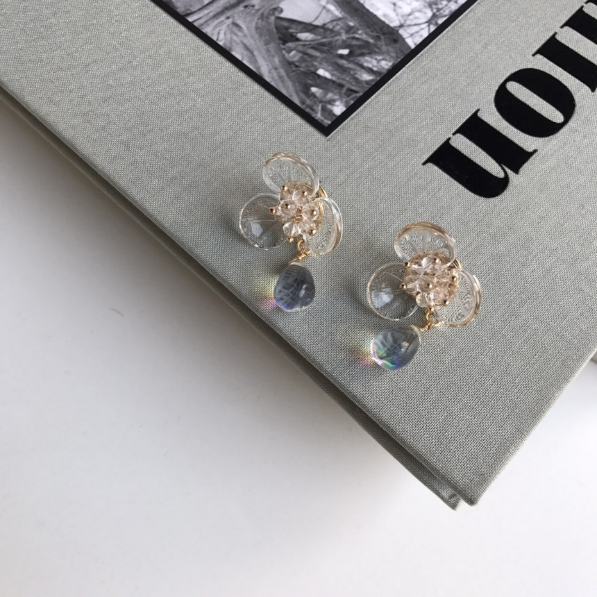 <b><p>Yui flower Glass Drop earring Stylish ok</p></b><b><p>ユイ フラワー グラス ドロップ イヤリング スタイリッシュルック シンプルユニーク</p></b><br /><br /><p align='center'>