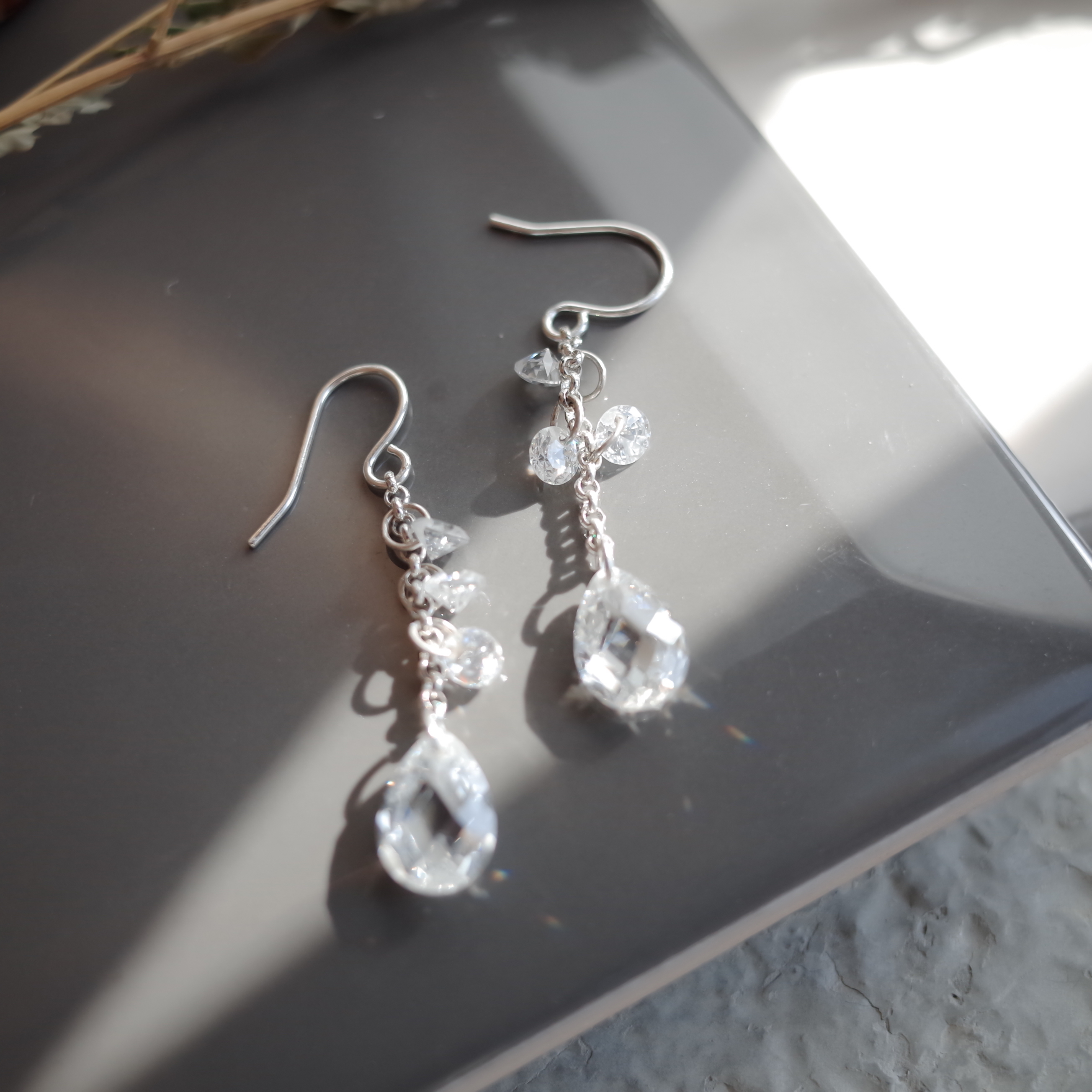 <b><p>Gracefully Waterglass Drop Earrings Simple</p></b><b><p>優雅に 水滴グラス ドロップイヤリング シンプルユニーク スタイリッシュルック 30代の女性</p></b><br /><br /><p align='center'>