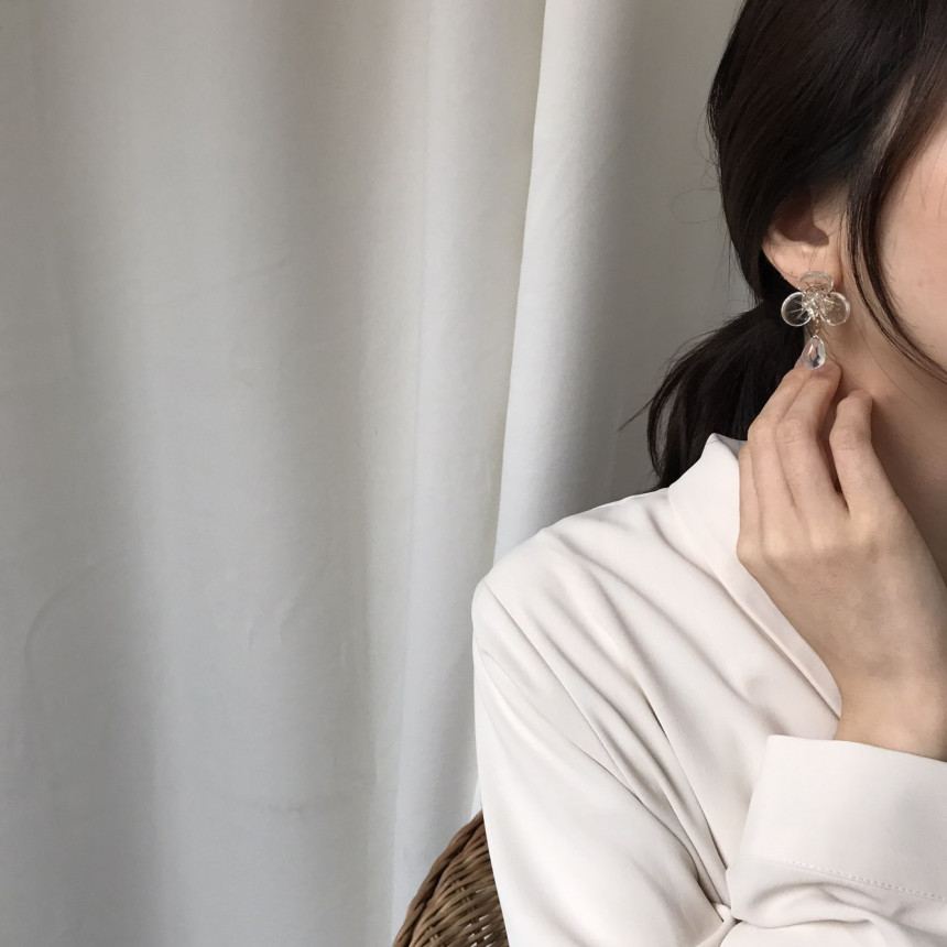 <b><p>Yui flower Glass Drop earring Stylish ok</p></b><b><p>ユイ フラワー グラス ドロップ イヤリング スタイリッシュルック シンプルユニーク</p></b><br /><br /><p align='center'>