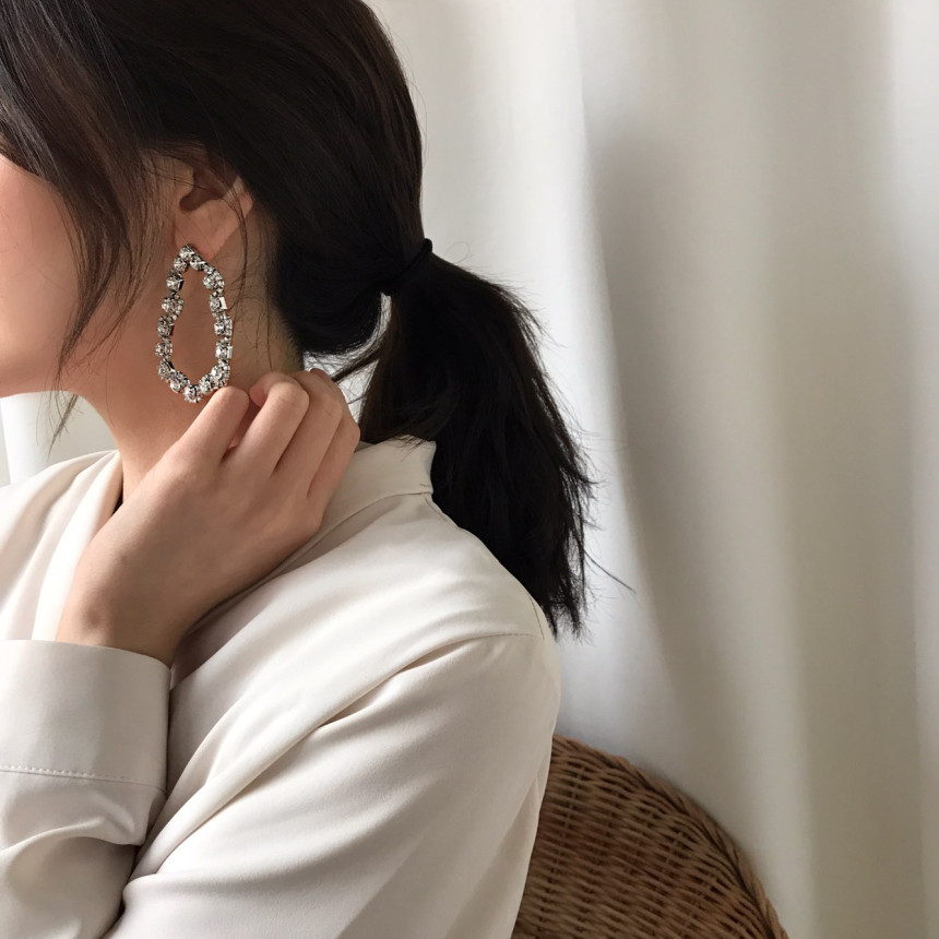 <b><p>Heve puff Cubic Shrink Drop Eargs Female</p></b><b><p>ヘイブ パフ キュービック ジュルナン ドロップイヤリング 女性コーディネート 魅力のあるスタイル</p></b><br /><br /><p align='center'>