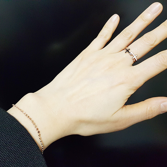 <b><p>black White Cross Ring Open Surge Sel Layered</p></b><b><p>ブラック ホワイト クロスリング オープン 書かれているカールスチール 重ね着 フリーサイズ</p></b><br /><br /><p align='center'>