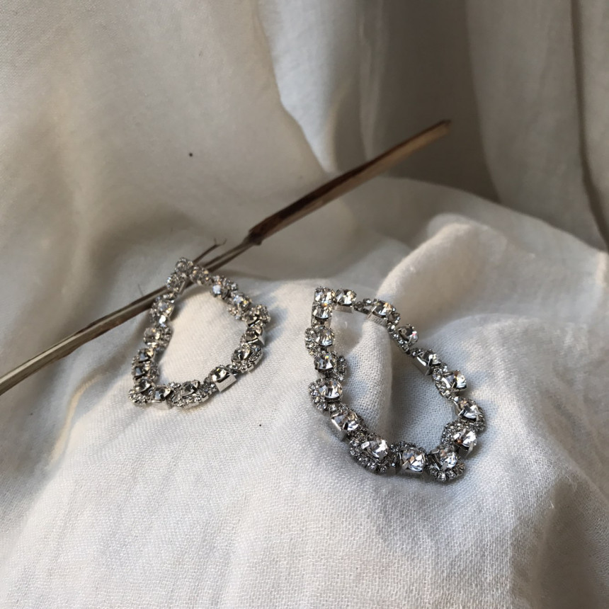 <b><p>Heve puff Cubic Shrink Drop Eargs Female</p></b><b><p>ヘイブ パフ キュービック ジュルナン ドロップイヤリング 女性コーディネート 魅力のあるスタイル</p></b><br /><br /><p align='center'>