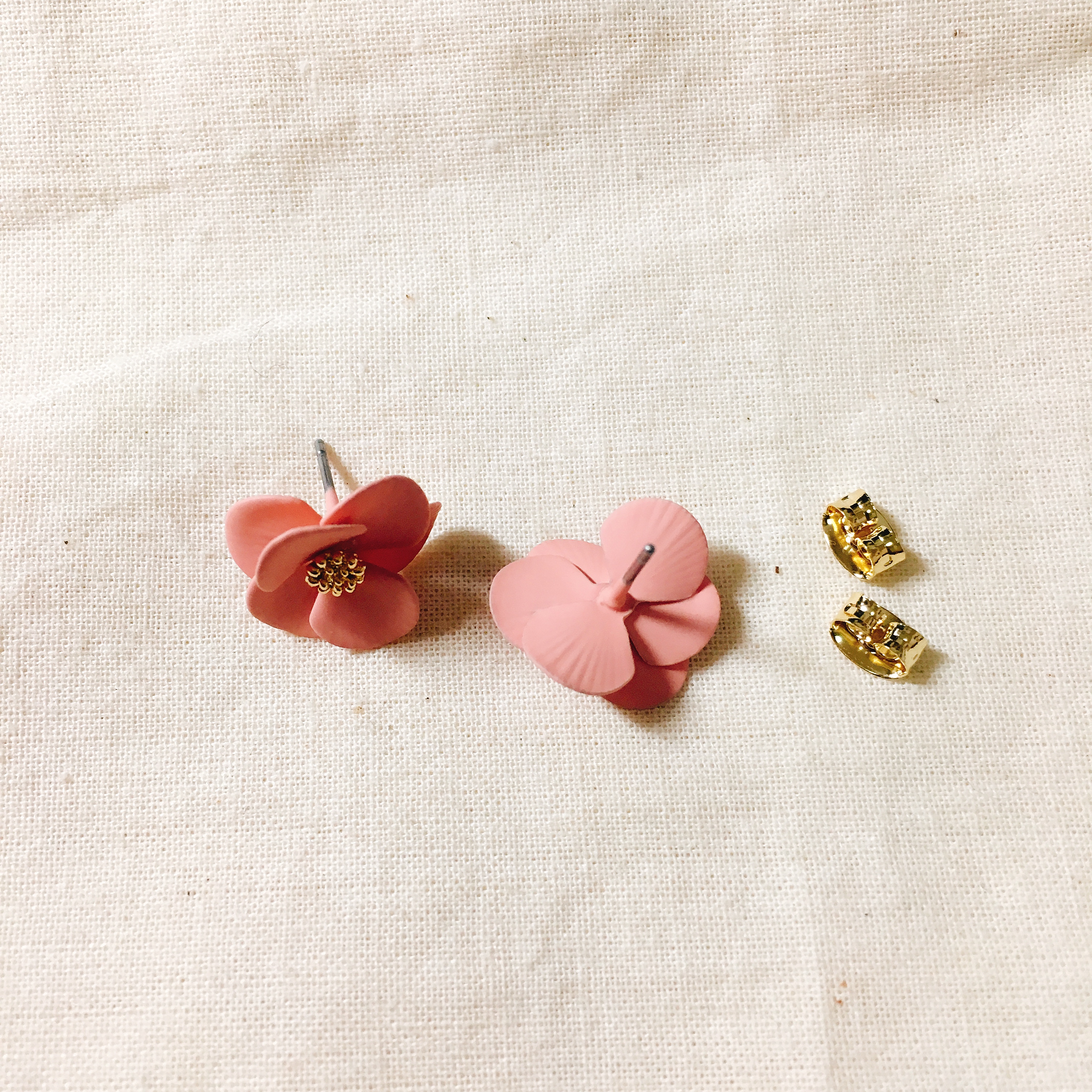 <b><p>Luce Pink Flower Earrgs LKJ1165 attractive</p></b><b><p>ルーチェ ピンクの花のイヤリング LKJ1165 魅力的な ウンチム 一つだけで説得力の</p></b><br /><br /><p align='center'>