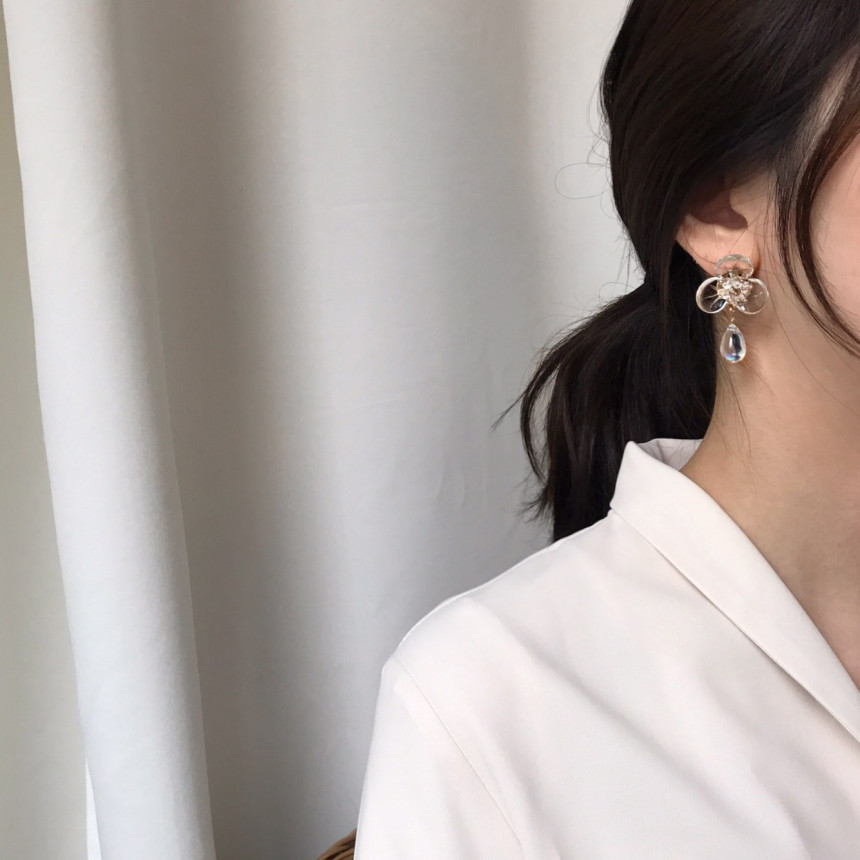 <b><p>Yui flower Glass Drop earring Stylish ok</p></b><b><p>ユイ フラワー グラス ドロップ イヤリング スタイリッシュルック シンプルユニーク</p></b><br /><br /><p align='center'>