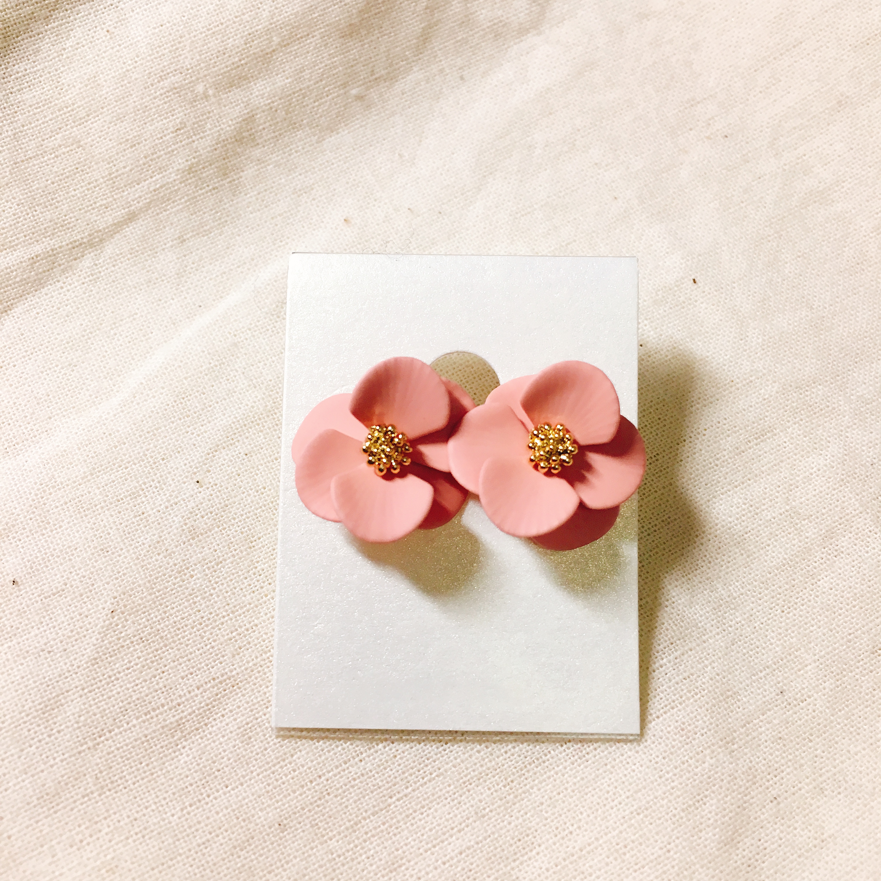 <b><p>Luce Pink Flower Earrgs LKJ1165 attractive</p></b><b><p>ルーチェ ピンクの花のイヤリング LKJ1165 魅力的な ウンチム 一つだけで説得力の</p></b><br /><br /><p align='center'>
