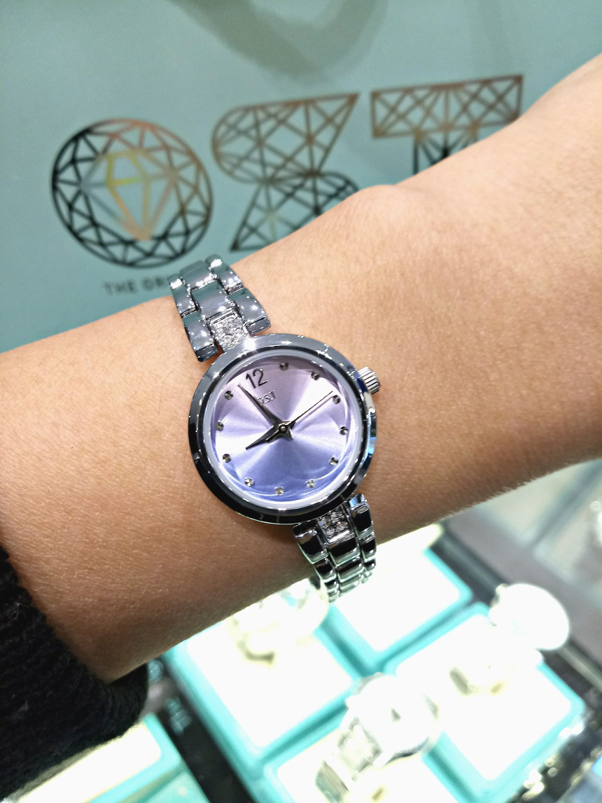 <b><p>OST Gradient silver tal watch OTW118303TSS</p></b><b><p>OST グラデーションシルバーメタル時計OTW118303TSS 生気溌剌と 洗練されたギフト</p></b><br /><br /><p align='center'>