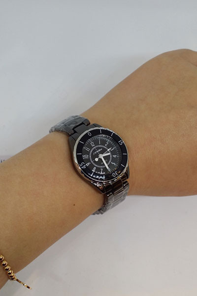 <b><p>Black Metal Couple Watch fashion man Wo Gift</p></b><b><p>ブラックメタルのカップル時計 ファッション 男 女性 ギフト 友達 記念日 洗練されたグリッター</p></b><br /><br /><p align='center'>