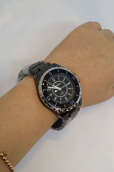 <b><p>Black Metal Couple Watch fashion man Wo Gift</p></b><b><p>ブラックメタルのカップル時計 ファッション 男 女性 ギフト 友達 記念日 洗練されたグリッター</p></b><br /><br /><p align='center'>