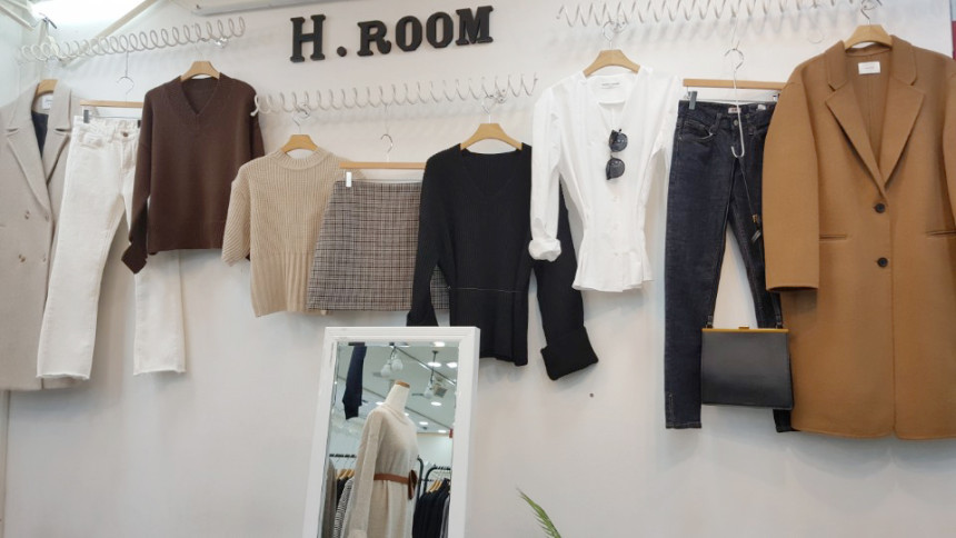 <b><p>circle black watch Comption of coordin Luxury</p></b><b><p>円形 ブラック 腕時計 コーディネート完成 ラグジュアリール フェミニンスタイル</p></b><br /><br /><p align='center'>