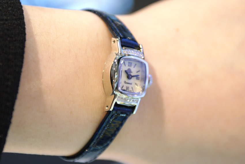 <b><p>Rose Mont silver blue 30s Leath Wch Ss female</p></b><b><p>ローズモン シルバー ブルー 30代の革の腕時計 ガンジョルギ 女性 クラシックコーディネート</p></b><br /><br /><p align='center'>