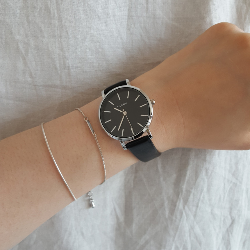 <b><p>circle black watch Comption of coordin Luxury</p></b><b><p>円形 ブラック 腕時計 コーディネート完成 ラグジュアリール フェミニンスタイル</p></b><br /><br /><p align='center'>