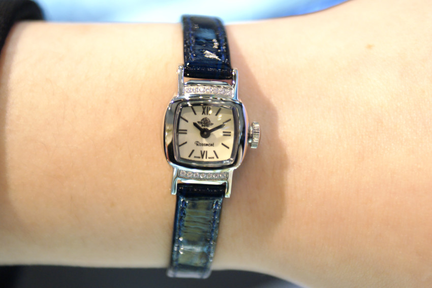 <b><p>Rose Mont silver blue 30s Leath Wch Ss female</p></b><b><p>ローズモン シルバー ブルー 30代の革の腕時計 ガンジョルギ 女性 クラシックコーディネート</p></b><br /><br /><p align='center'>