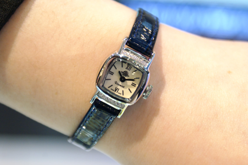 <b><p>Rose Mont silver blue 30s Leath Wch Ss female</p></b><b><p>ローズモン シルバー ブルー 30代の革の腕時計 ガンジョルギ 女性 クラシックコーディネート</p></b><br /><br /><p align='center'>