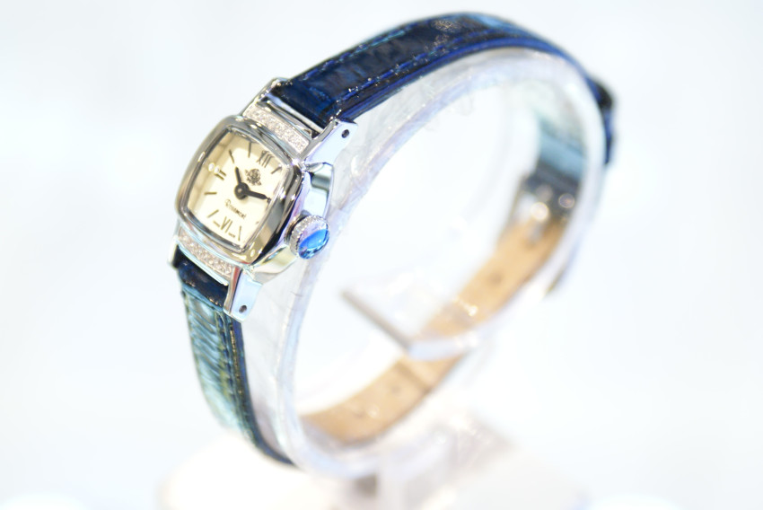 <b><p>Rose Mont silver blue 30s Leath Wch Ss female</p></b><b><p>ローズモン シルバー ブルー 30代の革の腕時計 ガンジョルギ 女性 クラシックコーディネート</p></b><br /><br /><p align='center'>