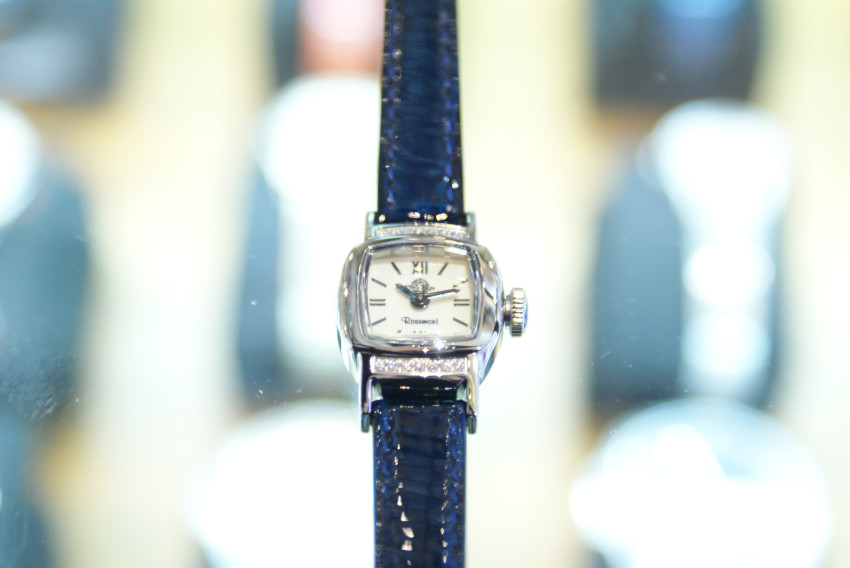 <b><p>Rose Mont silver blue 30s Leath Wch Ss female</p></b><b><p>ローズモン シルバー ブルー 30代の革の腕時計 ガンジョルギ 女性 クラシックコーディネート</p></b><br /><br /><p align='center'>