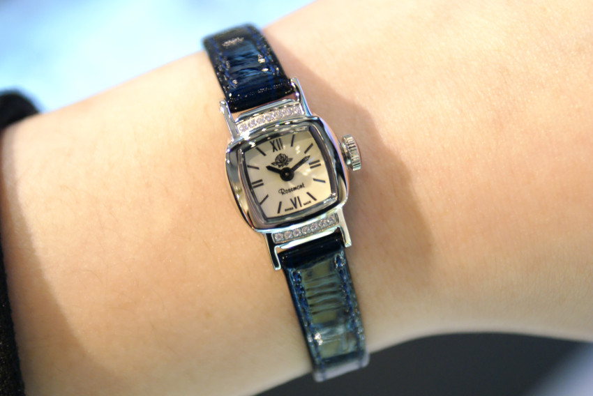 <b><p>Rose Mont silver blue 30s Leath Wch Ss female</p></b><b><p>ローズモン シルバー ブルー 30代の革の腕時計 ガンジョルギ 女性 クラシックコーディネート</p></b><br /><br /><p align='center'>