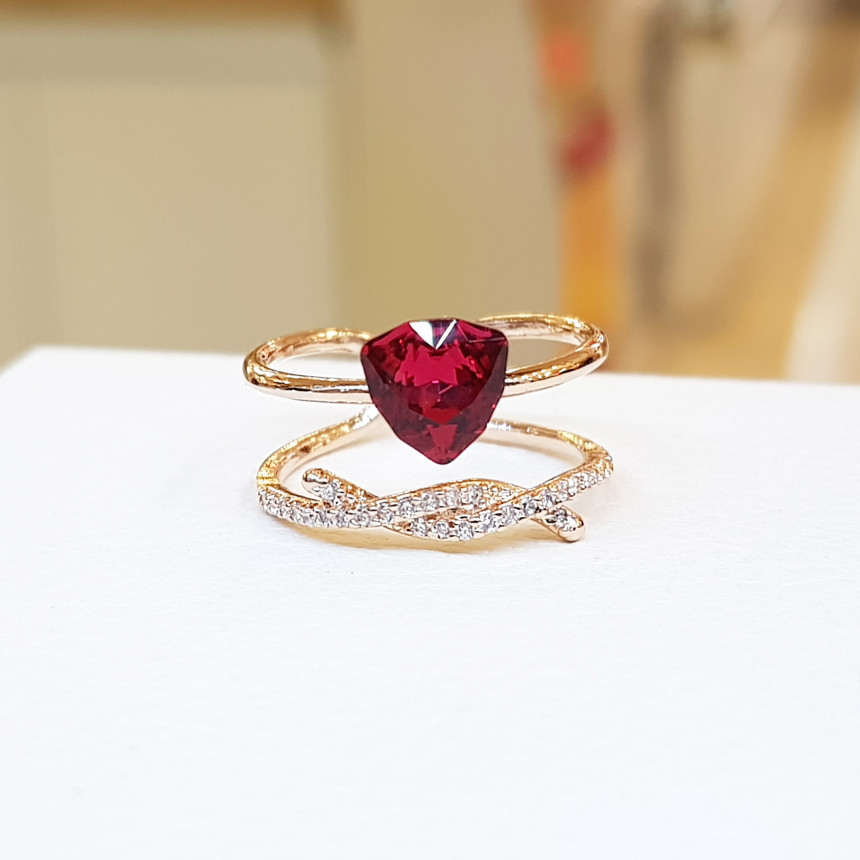<b><p>Bollare Crry Red Kink Rg AAA062 Sophisticat</p></b><b><p>ボラレ チェリーレッドねじれリング AAA062 洗練され 輝く 高品位ギフト フェミニンなイヤ</p></b><br /><br /><p align='center'>