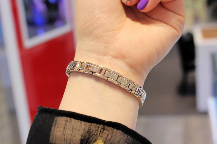 <b><p>Guess Ladi Jewelry line EVIE Rose Gold Metal</p></b><b><p>ゲス レディース ジュエリー ライン EVIE ローズゴールド メタルバンドの腕時計</p></b><br /><br /><p align='center'>
