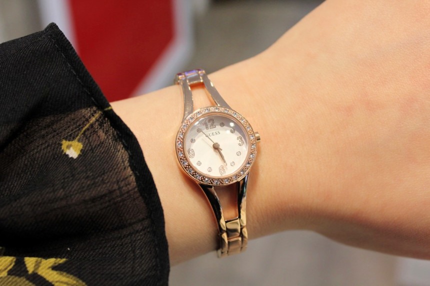 <b><p>Guess Ladi Jewelry line EVIE Rose Gold Metal</p></b><b><p>ゲス レディース ジュエリー ライン EVIE ローズゴールド メタルバンドの腕時計</p></b><br /><br /><p align='center'>