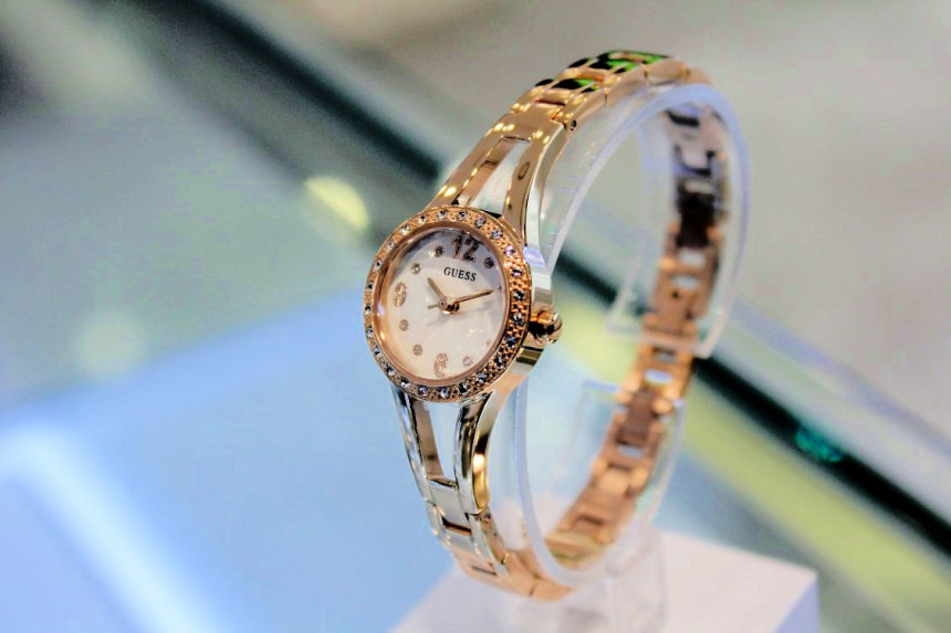 <b><p>Guess Ladi Jewelry line EVIE Rose Gold Metal</p></b><b><p>ゲス レディース ジュエリー ライン EVIE ローズゴールド メタルバンドの腕時計</p></b><br /><br /><p align='center'>