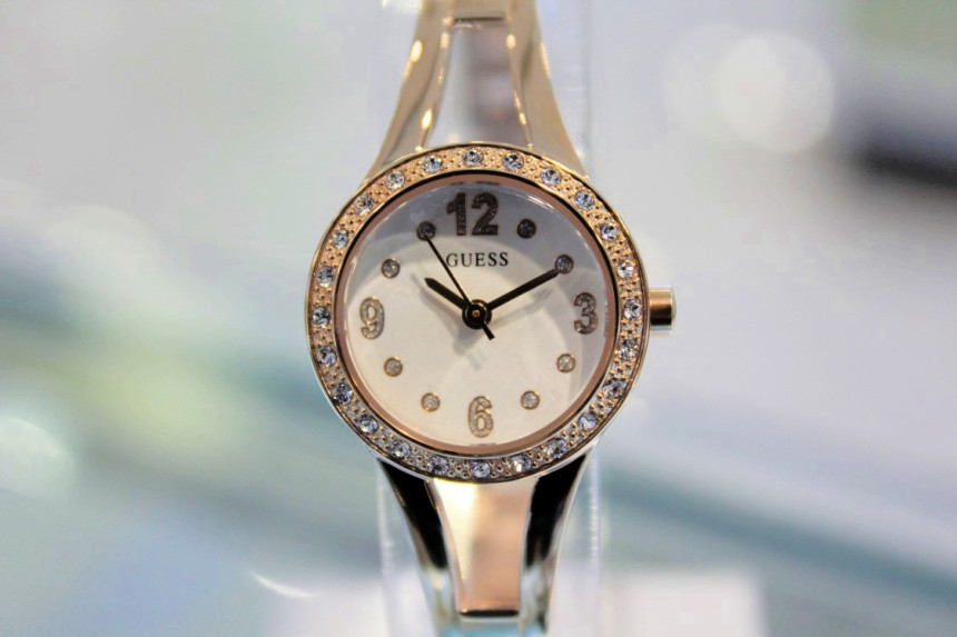 <b><p>Guess Ladi Jewelry line EVIE Rose Gold Metal</p></b><b><p>ゲス レディース ジュエリー ライン EVIE ローズゴールド メタルバンドの腕時計</p></b><br /><br /><p align='center'>