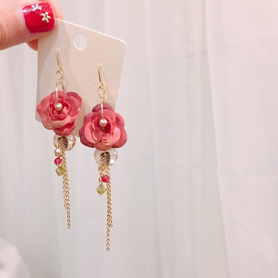 <b><p>recomndation Dried Rose Flower Earngs Girl</p></b><b><p>おすすめ 乾燥バラの花のイヤリング 女性コーディネート シンプルな フェミニンな</p></b><br /><br /><p align='center'>