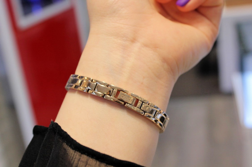 <b><p>Guess Ladi Jewelry line EVIE Rose Gold Metal</p></b><b><p>ゲス レディース ジュエリー ライン EVIE ローズゴールド メタルバンドの腕時計</p></b><br /><br /><p align='center'>