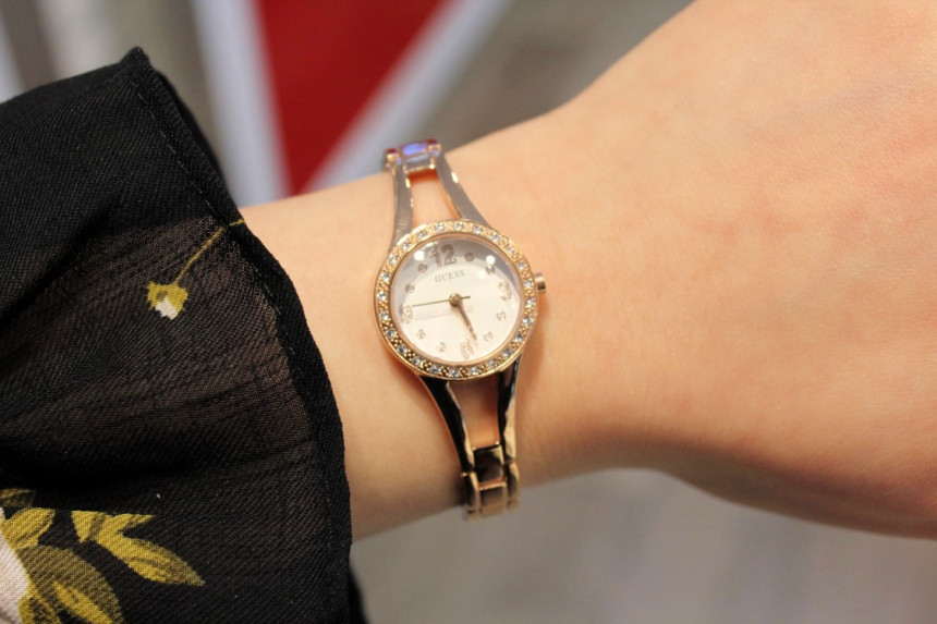 <b><p>Guess Ladi Jewelry line EVIE Rose Gold Metal</p></b><b><p>ゲス レディース ジュエリー ライン EVIE ローズゴールド メタルバンドの腕時計</p></b><br /><br /><p align='center'>