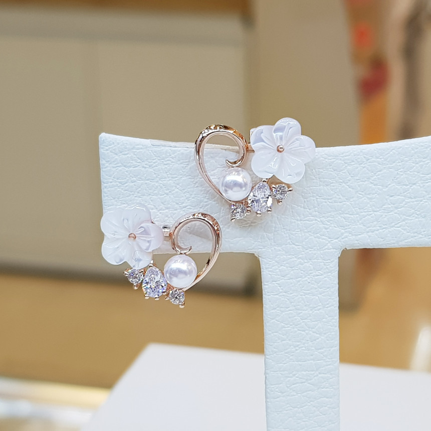 <b><p>Bollare Loose Het Pel vy Erings SPE417 Luxuous</p></b><b><p>ボラレ 螺鈿花真珠ラブリーハートのイヤリング SPE417 高級感のあるアクセサ</p></b><br /><br /><p align='center'>