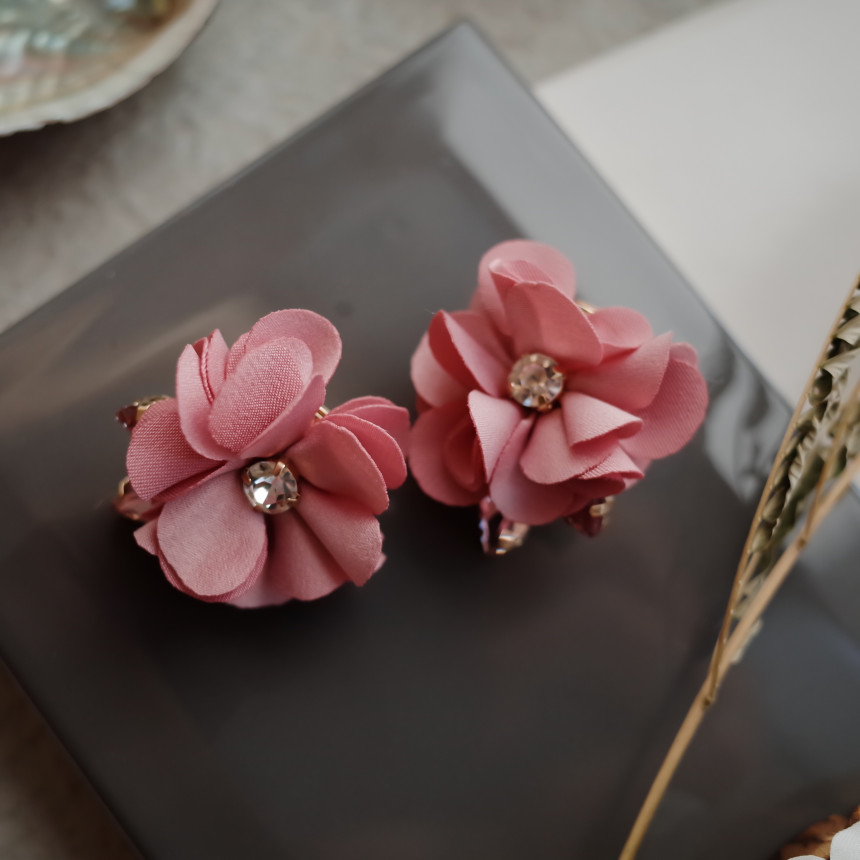 <b><p>Romens Flower bling Bright Earrs Simple Unique</p></b><b><p>ロマンス フラワーブリンブリン 華やかな花のイヤ​​グ シンプルユニーク スタイリッシュルック</p></b><br /><br /><p align='center'>