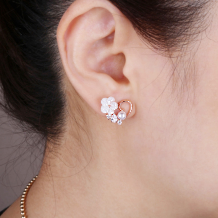 <b><p>Bollare Loose Het Pel vy Erings SPE417 Luxuous</p></b><b><p>ボラレ 螺鈿花真珠ラブリーハートのイヤリング SPE417 高級感のあるアクセサ</p></b><br /><br /><p align='center'>