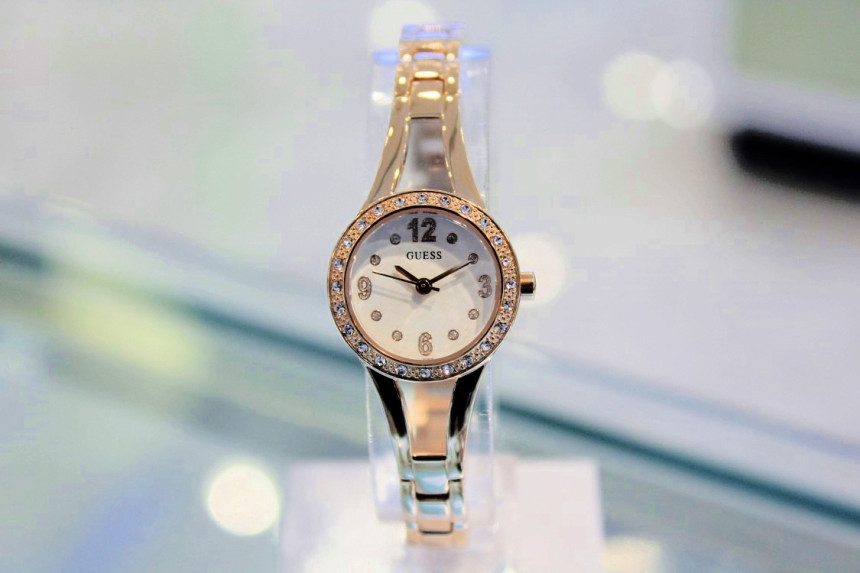 <b><p>Guess Ladi Jewelry line EVIE Rose Gold Metal</p></b><b><p>ゲス レディース ジュエリー ライン EVIE ローズゴールド メタルバンドの腕時計</p></b><br /><br /><p align='center'>