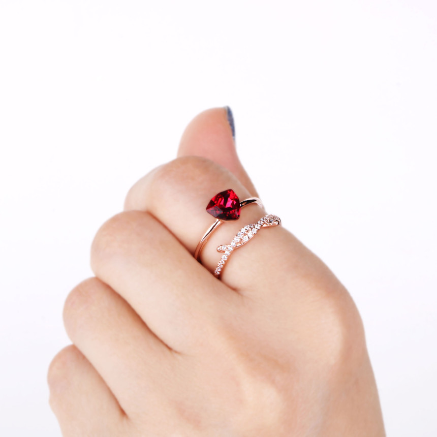 <b><p>Bollare Crry Red Kink Rg AAA062 Sophisticat</p></b><b><p>ボラレ チェリーレッドねじれリング AAA062 洗練され 輝く 高品位ギフト フェミニンなイヤ</p></b><br /><br /><p align='center'>