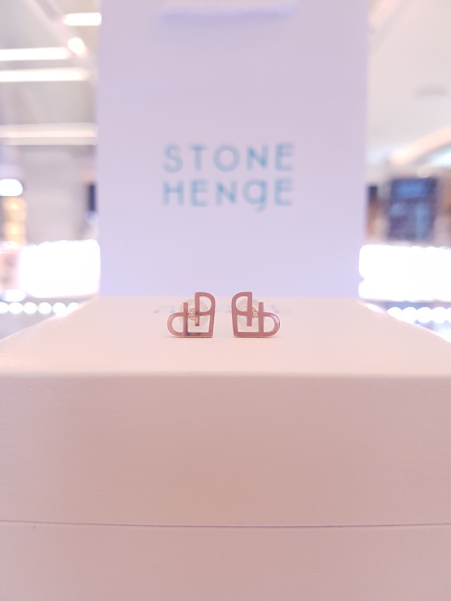 <b><p>Stonehenge SHe art Lovely look Simple Unique</p></b><b><p>ストーンヘンジ 彼女 ハート イヤリング ラブリールックコーディネ シンプルユニーク</p></b><br /><br /><p align='center'>