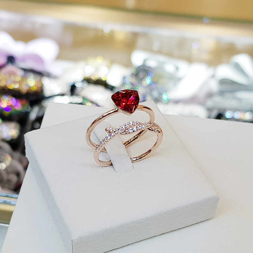 <b><p>Bollare Crry Red Kink Rg AAA062 Sophisticat</p></b><b><p>ボラレ チェリーレッドねじれリング AAA062 洗練され 輝く 高品位ギフト フェミニンなイヤ</p></b><br /><br /><p align='center'>