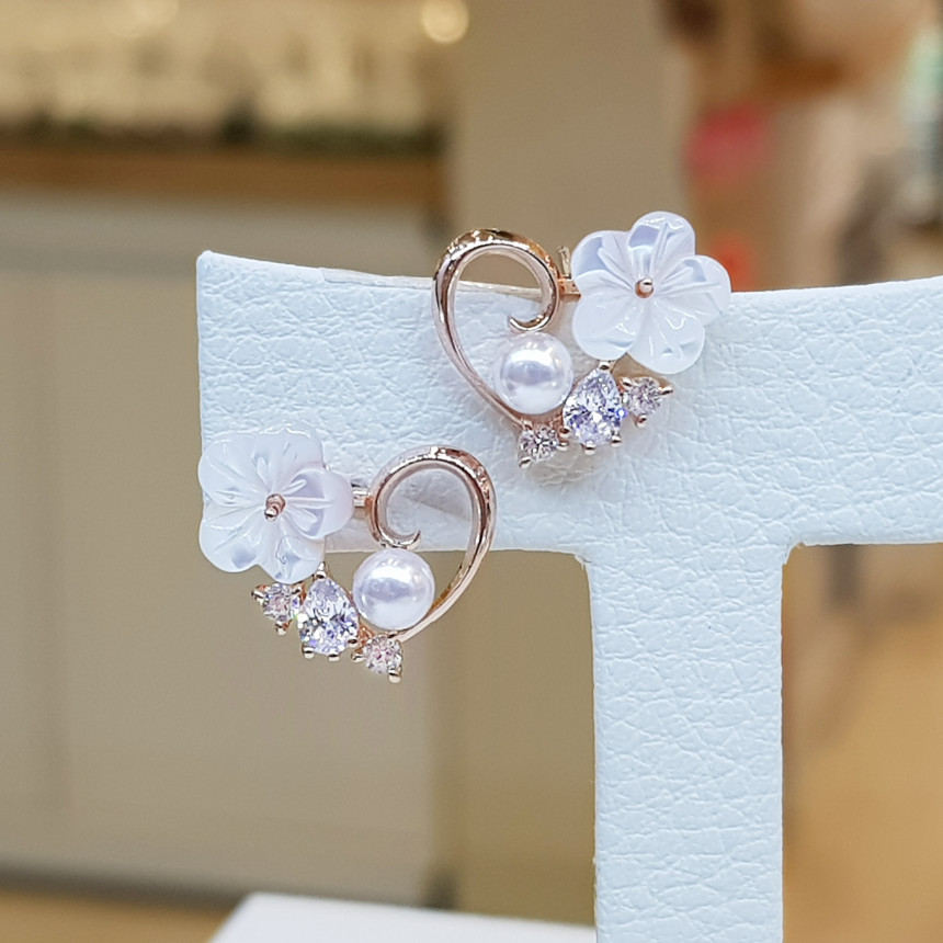 <b><p>Bollare Loose Het Pel vy Erings SPE417 Luxuous</p></b><b><p>ボラレ 螺鈿花真珠ラブリーハートのイヤリング SPE417 高級感のあるアクセサ</p></b><br /><br /><p align='center'>