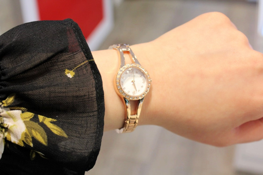 <b><p>Guess Ladi Jewelry line EVIE Rose Gold Metal</p></b><b><p>ゲス レディース ジュエリー ライン EVIE ローズゴールド メタルバンドの腕時計</p></b><br /><br /><p align='center'>
