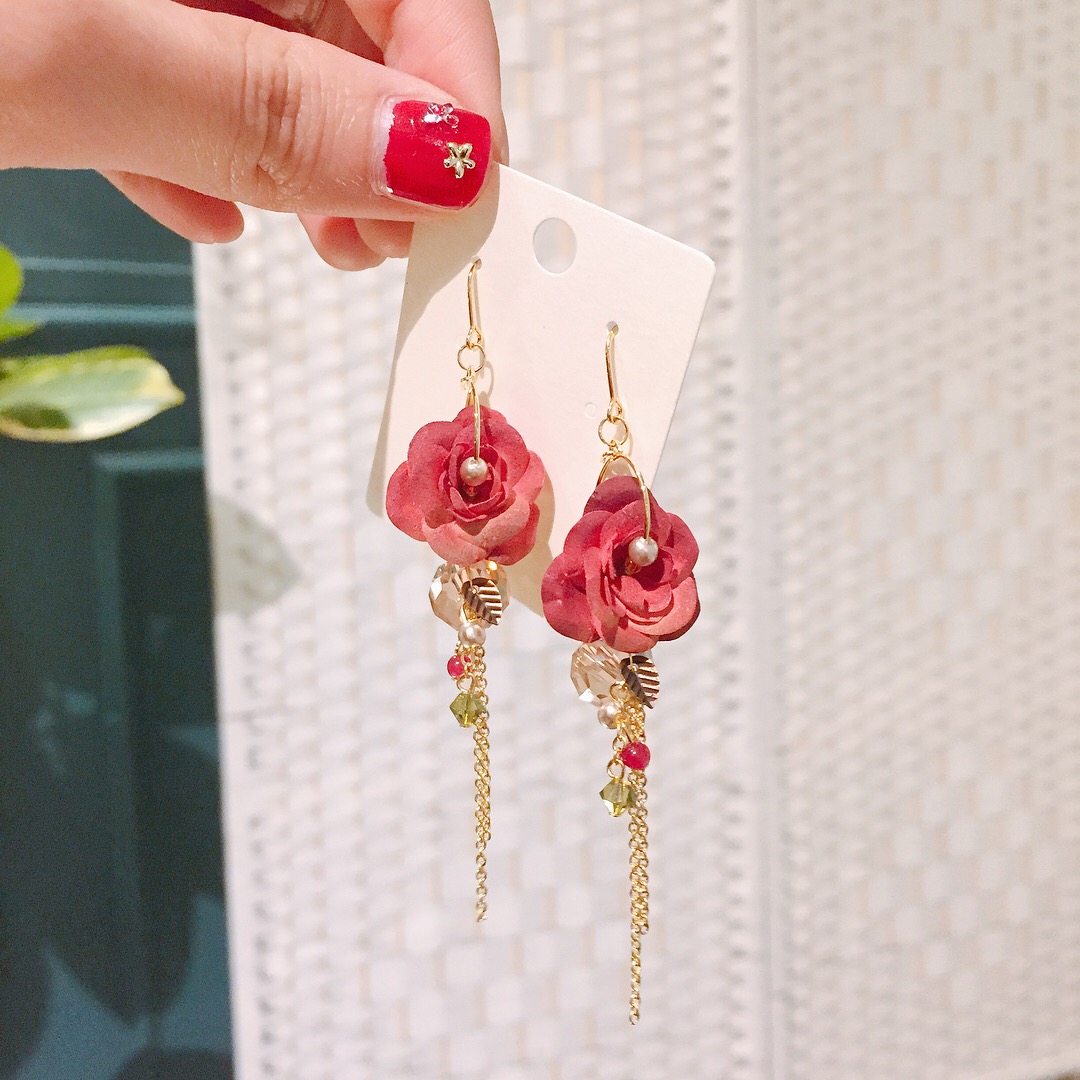 <b><p>recomndation Dried Rose Flower Earngs Girl</p></b><b><p>おすすめ 乾燥バラの花のイヤリング 女性コーディネート シンプルな フェミニンな</p></b><br /><br /><p align='center'>