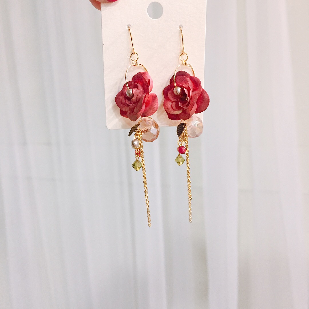 <b><p>recomndation Dried Rose Flower Earngs Girl</p></b><b><p>おすすめ 乾燥バラの花のイヤリング 女性コーディネート シンプルな フェミニンな</p></b><br /><br /><p align='center'>